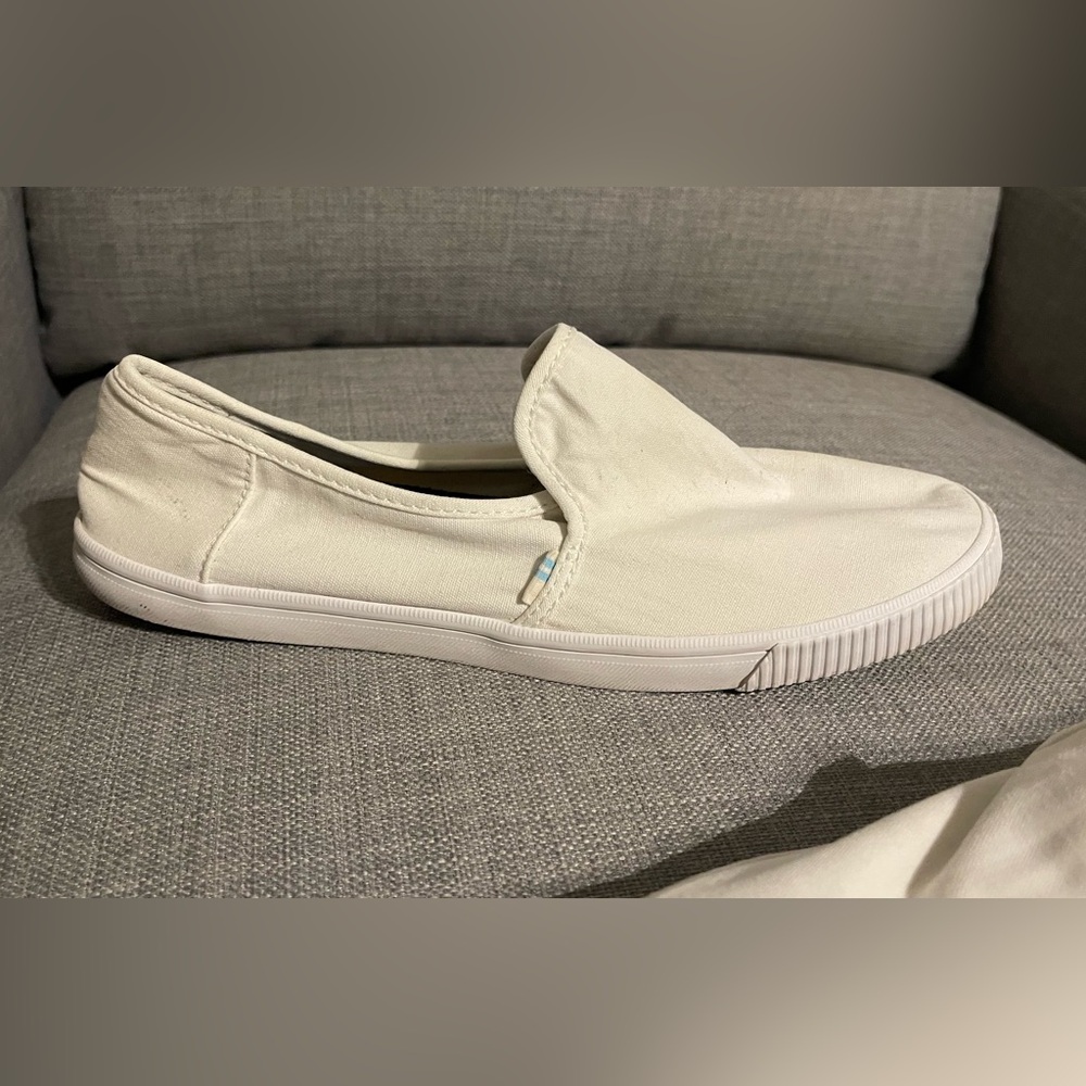 White Tom’s size 8 women’s